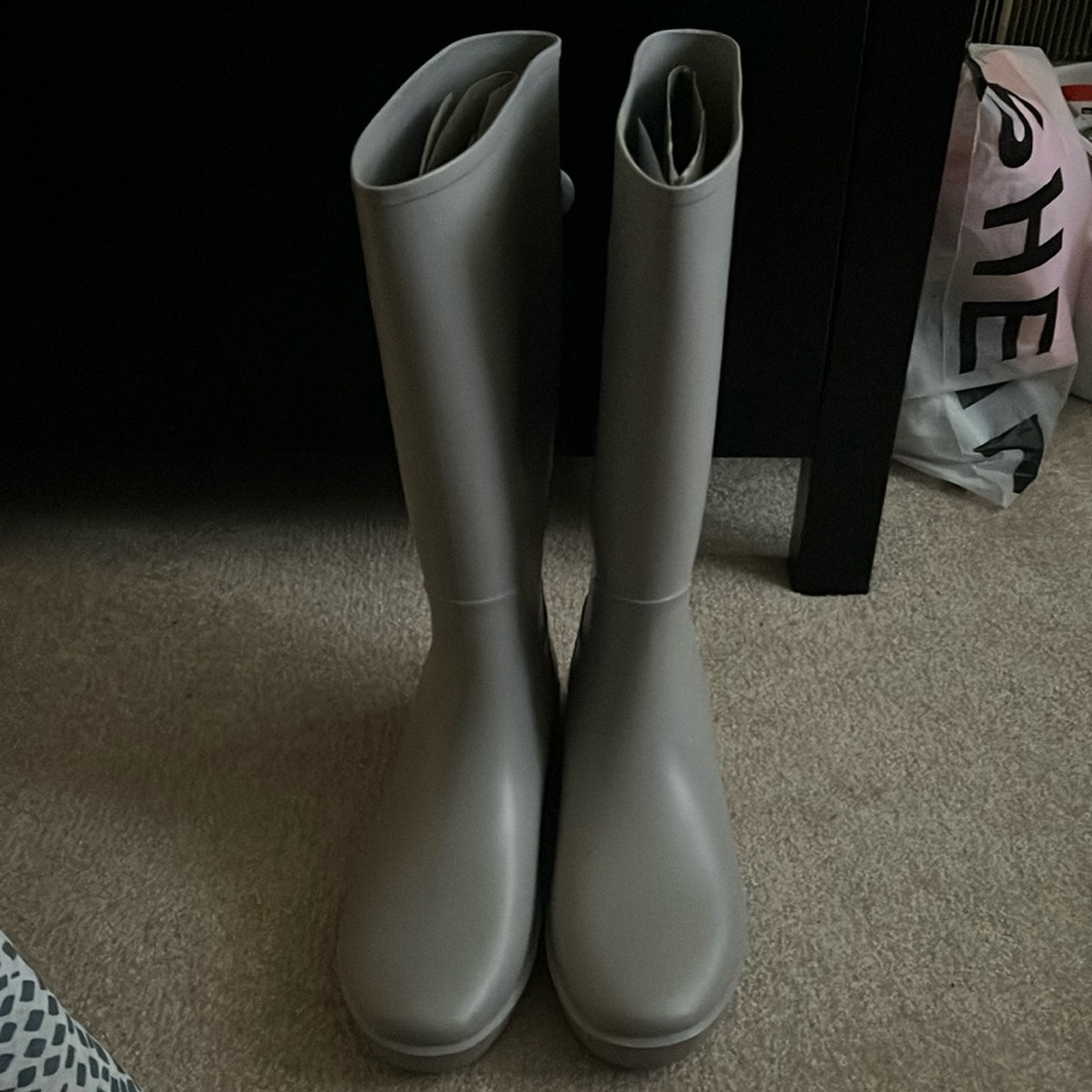 Shoedazzle Gray Rain Boots Size 9